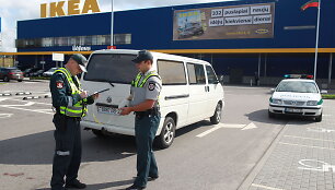 &bdquo;Ikea&ldquo; aik&scaron;telėje partrenkta mergaitė pakliuvo po mikroautobuso dugnu.