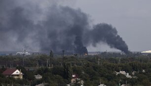 Juodi dūmai kyla vir&scaron; Donecko oro uosto