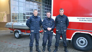 Ugniagesys naras Mindaugas Valaitis,  nėrimo vadovas Andrej Orlovskij  ir ugniagesys naras Zbignev Marcinkevič.