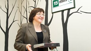 Projektas &bdquo;Nerealus mokytojas&ldquo; / Vida Platūkienė atsiima prizą / I.Gelūno nuotr.