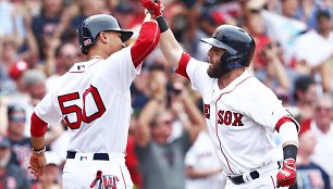 "Boston Red Sox" žaidėjai Mookie Bettsas ir Dustinas Pedroia