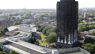 Londono ugniagesiai ie&scaron;ko daugiau gaisro aukų