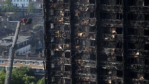 Londono ugniagesiai ie&scaron;ko daugiau gaisro aukų