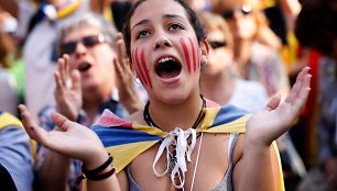 Prie Katalonijos parlamento susirinkę demonstrantai laukia nepriklausomybės paskelbimo