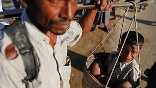 Persekiojami rohinjai iš savo šalies bėga į Bangladešą