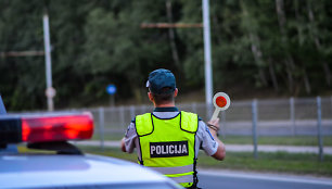 Naktinio reido Vilniuje metu nustatyti be teisių ar valstybinių numerių važiavę vairuotojai