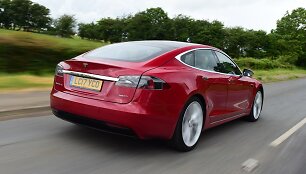 Atskleidė, kur &bdquo;Tesla&ldquo; elektromobilių greičio paslaptis.