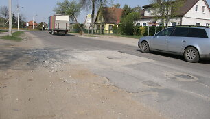 Kauno gatvėse delsiama laiku suremontuoti nuardytą dangą prie &scaron;ulinių