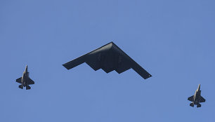 Bombonešis „B-2 Spirit“ viduryje