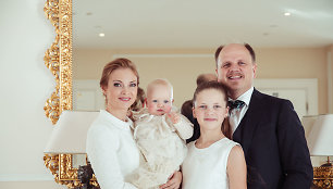 Kristina Zmailaitė ir Edmundas Seilius su dukromis
