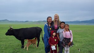 Improvizuota fotosesija su vaikais Mongolijoje