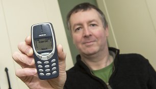 Britas tebesinaudoja 2000 metais įsigytu Nokia 3310 telefonu