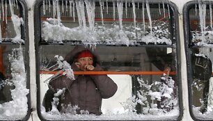 Moteris apledėjusiame autobuse.