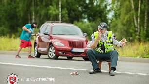 &bdquo;Atsikratyk stereotipų&ldquo;:  pareigūnas valgo &ndash; nusikaltėlis nesnaudžia
