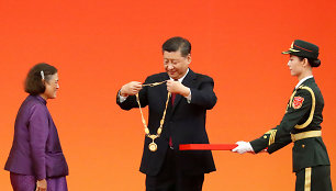 Kinijos prezidentas Xi Jinpingas sekmadienį įteikė apdovanojimus