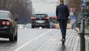 At&scaron;ilus orams į miestų gatves i&scaron;važiavo elektrinių paspirtukų vairuotojai