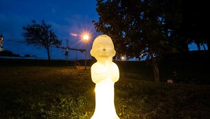 Vilniaus Misionierių sodų parke atidengta unikali &Scaron;viečiančio angelo skulptūra