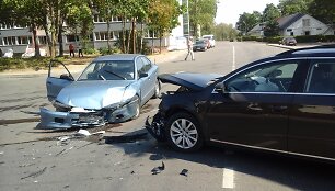 Antradienį apie vidurdienį Panerių ir Vytauto gatvių sankryžoje, Jonavoje, įvyko automobilių avarija.