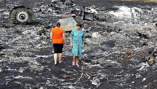 Vietos gyventojos vaik&scaron;to tarp numu&scaron;to &bdquo;Malaysia Airlines&ldquo; lėktuvo nuolaužų Donecke, Ukrainoje.