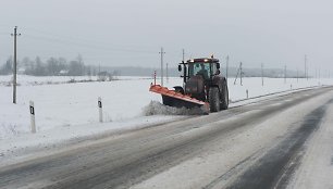 Kelyje Panevėžys-Šiauliai valomas sniegas