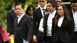 Siti Aisyah (de&scaron;inėje) ir vietnamietė Doan Thi Houng kaltės nepripažįsta