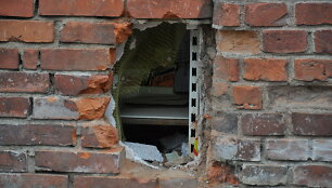 Skylė parduotuvės sienoje