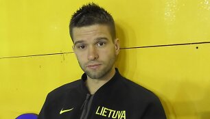 M.Kalnietis sportuoti drauge su visais pirmąją treniruotę dar negalėjo.