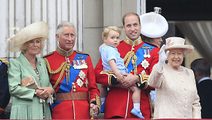 Kornvalio hercogienė Camilla, princas Charlesas, princas Williamas su sūnumi George'u ir karalienė Elizabeth II (2015 m.)