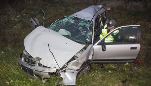 Vilniaus pakraštyje, Liepkalnio gatvėje apvirto automobilis „Rover“.