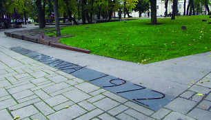 2002 m. R.Kalantos žūties vietoje atidengtas paminklas „Aukos laukas“ ir įrašas grindinyje: „Romas Kalanta 1972“ (skulpt. R.Antinis, arch. S.Juškys). Kaunas, 2013 m. 