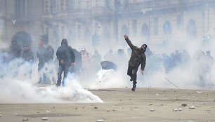 Italijos policija susirėmė su prieš mokesčių didinimą protestuojančiais demonstrantais.