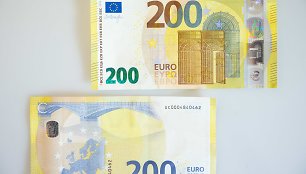 Pristatyti naujosios serijos „Europa“ 100 ir 200 eurų banknotai