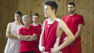 Jonas Valančiūnas treniravo jaunuosius krep&scaron;ininkus. &Scaron;alia  &ndash; treneris Gintautas Regina