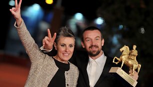 Režisierius Albertas Fasulas su žmona Nadia Trevisan ir Romos kino festivalio apdovanojimu