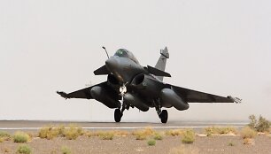 Prancūzijos naikintuvas &bdquo;Rafale&ldquo; kyla į misiją vir&scaron; Sirijos.
