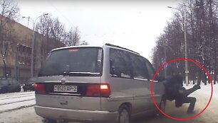 Baltarusijos milicininkas i&scaron;gelbėjo vaiką