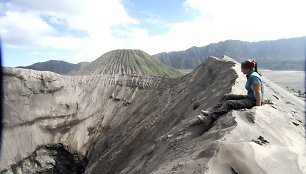 Ant Bromo vulkano krašto, žvelgiant į burbuliuojantį pragarą