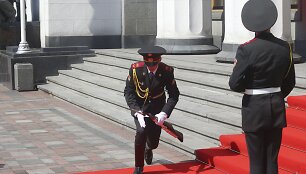 Petro Poro&scaron;enkai žengiant į Auk&scaron;čiausiąją Radą, silpna pasidarė garbės sargybiniui.