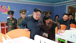 Kim Jong Unas apžiūrinėja vaikų namus