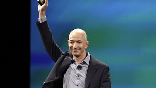 &bdquo;Amazon.com&ldquo; įkūrėjas Jeffas Bezos &bdquo;Fire Phone&ldquo; i&scaron;maniojo telefono pristatyme