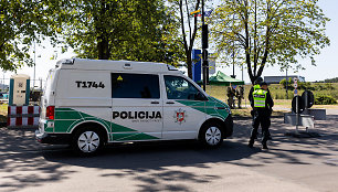 Policijos pareigūnai ir Lietuvos kariuomenės kariai Litexpo prieigose