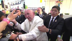 el-papa-francisco-victima-del-carino-de-los-mexicanos