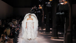Kaia Gerber su „Givenchy“ kolekcijos suknele