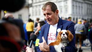 Tūkstantis &scaron;unų su &scaron;eimininkais Londone protestavo prie&scaron; &bdquo;Brexit&ldquo;