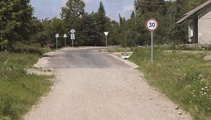 Miegėnų kaime asfalto dangą paklojus dalyje žvyrkelio vietos gyventojai ėmė svarstyti, ar racionaliai panaudojamos kelių remontui skiriamos lė&scaron;os