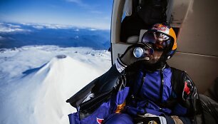 Sebasti&aacute;nas &Aacute;lvarezas tapo pirmuoju žmogumi pasaulyje, įskridusiu į veikiančio ugnikalnio kraterį