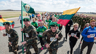 &Scaron;iauliuose vyko tradicinis bėgimas naikintuvų kilimo-tūpimo taku &bdquo;Runway Run 2018&ldquo;