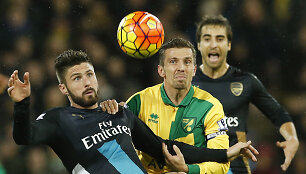 Olivier Giroud ir Gary O'Neilas