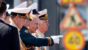 Laivyno parade apsilankęs V.Putinas pažadėjo naujų laivų Rusijos kariniam jūrų laivynui