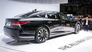 Naujas &bdquo;Lexus LS 500 h&ldquo; modelis buvo pristatytas 2017-ųjų Ženevos automobilių parodoje